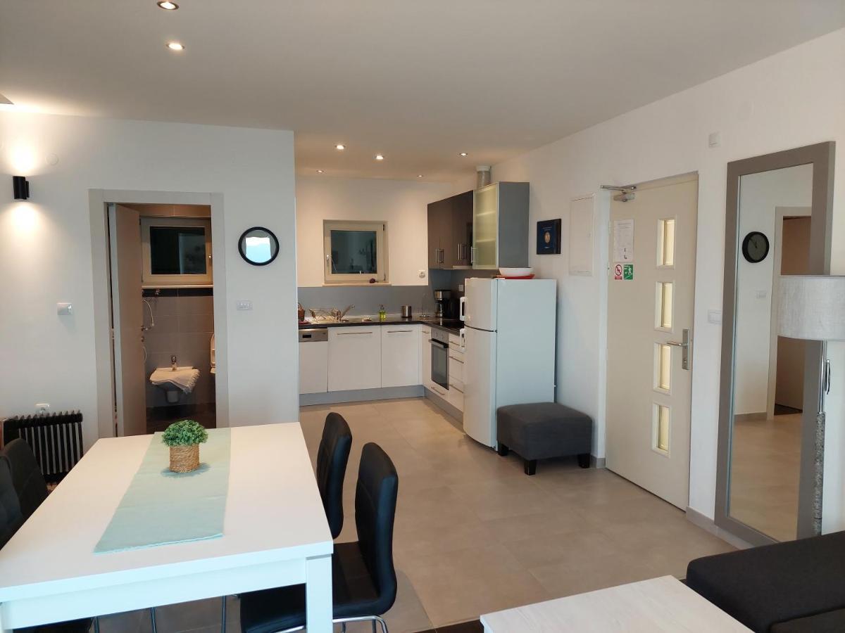 Gavza Sky View Apartment Cres Exterior photo